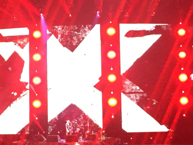 Sheeran closes the concert with Sing with his album cover in the background.
