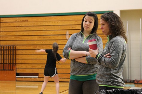 Coaches Nicole Young and Pia Bartolai discuss scores in between matches.