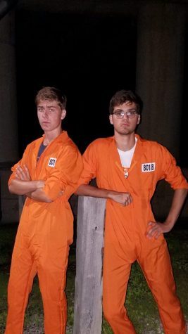 Evan Haug, en la izquierda, y Sabin Gianelloni, actúan como los prisioneros en su grupo. 