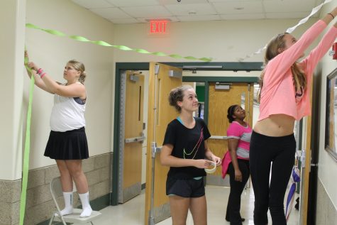 Freshmen on Girls’ Tennis work together to add spirit with streamers and posters.