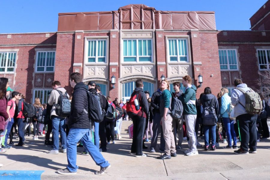 Students of all grades gather in front of the main entrance before the rally began. Wed., March 14, 2018.