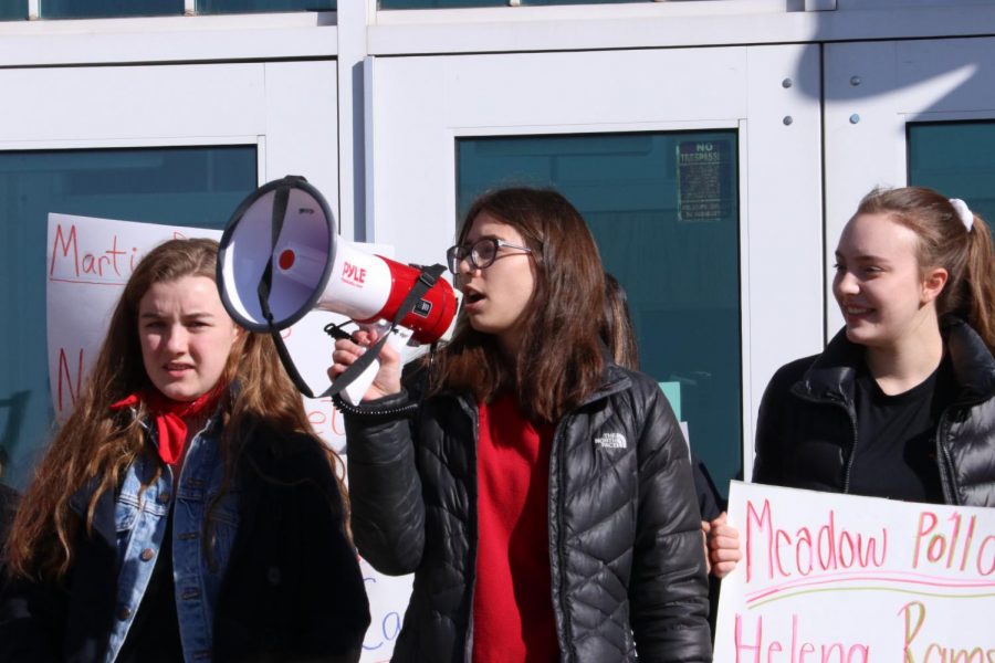 Senior Kyra Stanton (center), speaks out for immediate gun reform and encourages students to contact their local politicians. Wed., March 14, 2018