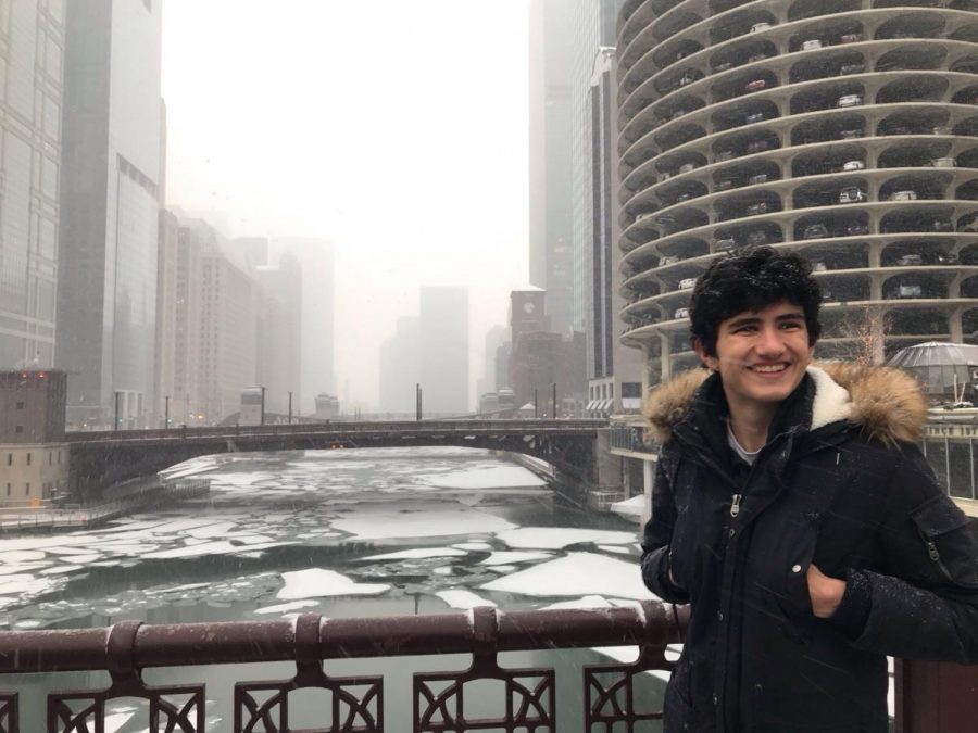In contrast to the warm climate of Spain, Fede stands bundled in his winter coat as he sees the icy Chicago river for the first time. 