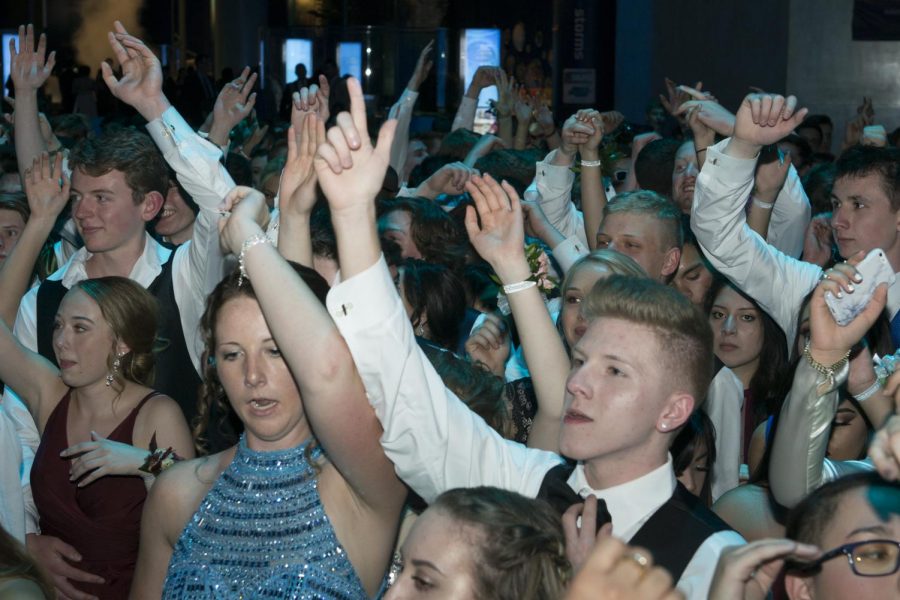 Seniors dance the night away at 2017 Prom held at the Museum of Science and Industry.