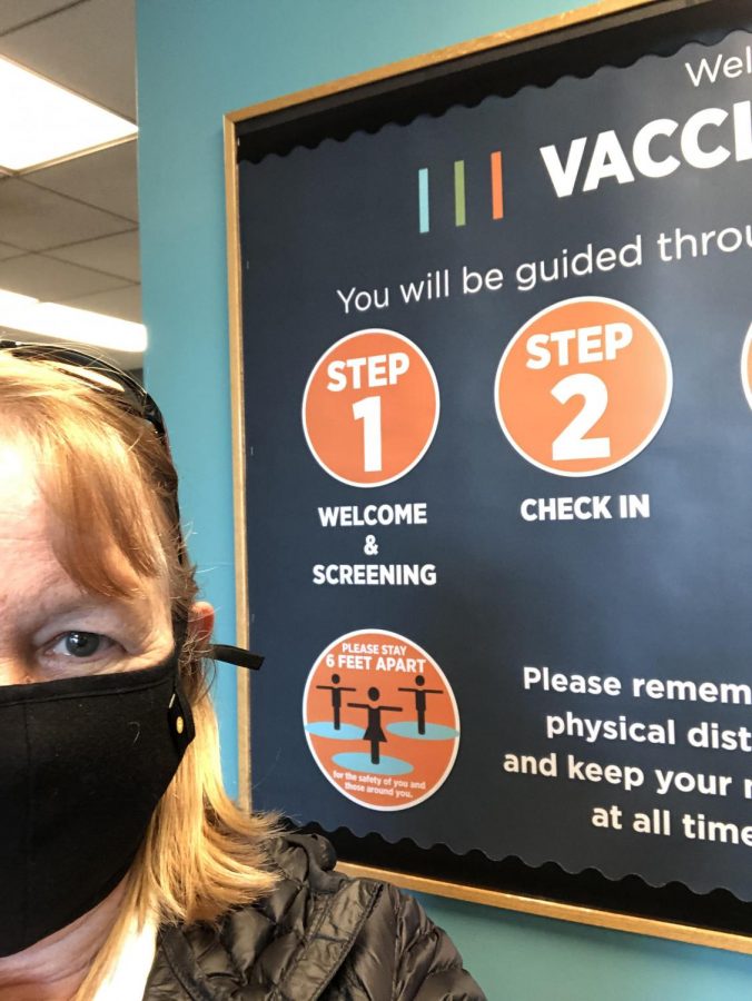 Math teacher Leslie Stipe receives the coronavirus vaccine at Edward-Elmhurst Hospital through University of Illinois at Chicago. 
